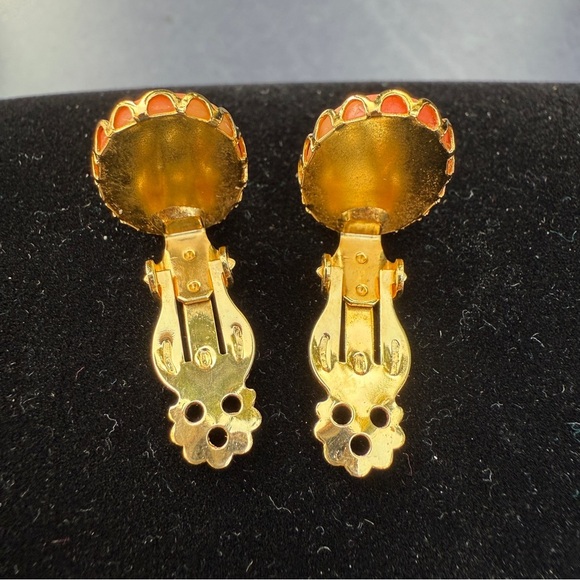 Vintage Cameo Earrings in Cream and Gold - Clip Ons - Picture 4 of 12